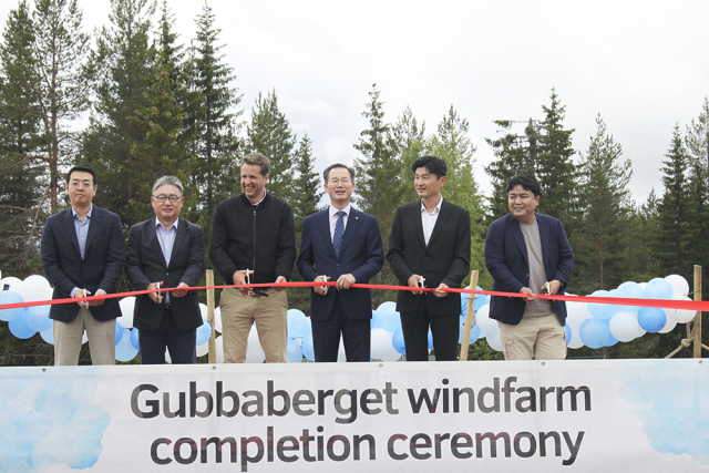 박영규(왼쪽에서 네 번째) 한국중부발전 기술안전본부장이 지난해 7월 스웨덴 구바버겟 풍력발전소 준공식에 참석해 테이프 커팅을 하고 있다. 사진 제공=한국중부발전