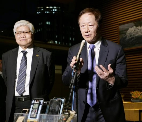 류더인(오른쪽) TSMC 회장이 26일 도쿄 총리관저에서 기시다 후미오 일본 총리를 예방한 뒤 기자들 질문에 답하고 있다. 왼쪽은 웨이저자 TSMC 최고경영자(CEO). 교도연합뉴스