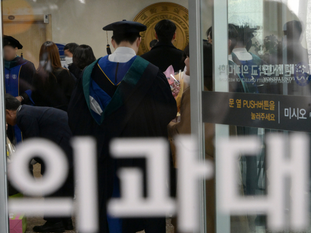 정부와 의료계가 강대강 대치를 이어가며 악화일로를 걷고 있는 26일 서울 서대문구 연세대학교 의과대학에서 이날 졸업을 한 학생들과 가족 등이 북적이고 있다.