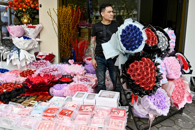 베트남 하노이의 한 시장에서 꽃과 초콜렛을 판매하고 있는 상인의 모습. AFP연합뉴스