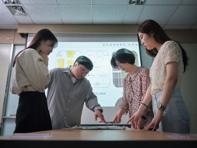 ETRI 수도권 연구센터가 첨단산업 부트캠프 참여 학생을 대상으로 반도체 설계 교육을 진행하고 있다. 사진제공=ETRI