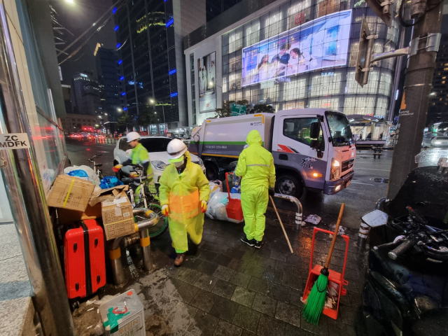 중구, 명동 거리에 종량제 봉투 비치…환경공무원 추가 투입