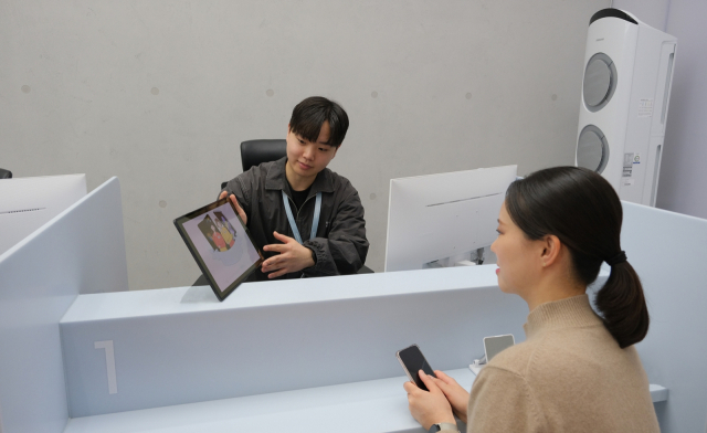 업계 최초 주말 케어 센터인 삼성강남 서비스센터 엔지니어가 고객을 응대하고 있다.사진제공=삼성전자서비스센터