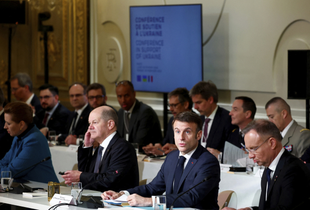 서방 국가 지도자들이 26일(현지 시간) 파리에서 열린 우크라이나 지원 국제회의에 참석하고 있다. AP연합뉴스