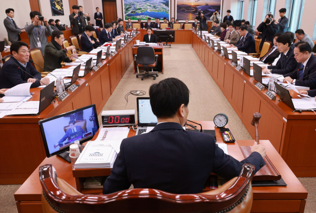 김민기 국토교통위원회 위원장이 지난달 25일 국회에서 열린 국토교통위원회 전체회의에서 의사봉을 두드리고 있다. 연합뉴스