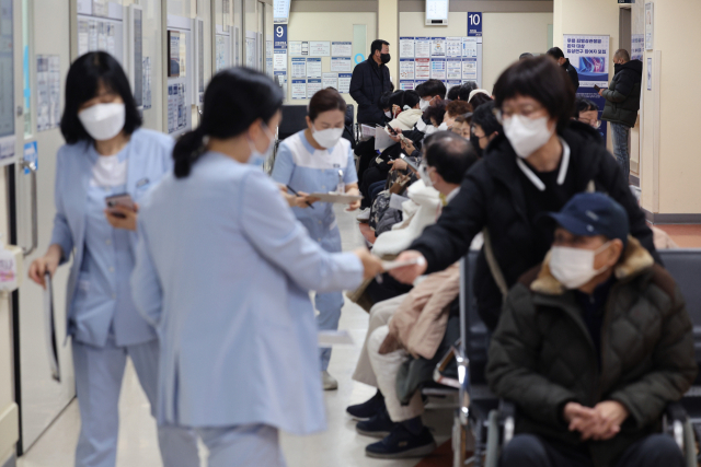 전공의의 집단 이탈이 일주일 이상 이어지는 가운데 27일 서울의 한 대학병원에서 간호사들이 분주하게 움직이고 있다. 연합뉴스