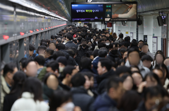 2월 22일 출근시간대 서울 지하철 5호선 광화문역이 승객들로 가득 차 있다. 이날 서울 지역 폭설의 영향으로 열차 운행이 지연됐다. 연합뉴스