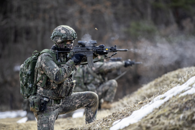 27일 1군단 특공연대 장병들이 적과 조우한 상황을 가정한 근접전투사격 훈련을 실시하고 있다. 사진 제공=육군