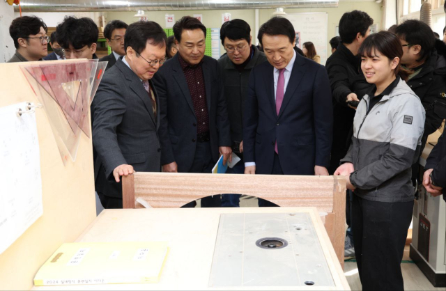 임태희 경기도교육감이 27일 부천공업고등학교를 찾아 ‘경기도 직업계고 미래교육 재구조화’ 추진 계획을 발표한 뒤 학생들을 격려하고 있다.