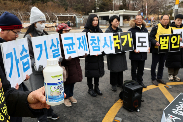 서울 서초동 법원 삼거리에서 이달 6일 환경보건시민센터 주최로 열린 ‘가습기살균제 참사 세퓨 제품피해 국가책임 민사소송 2심 판결에 대한 입장발표 기자회견’에서 사회자가 관련 제품을 들어보이고 있다. 연합뉴스