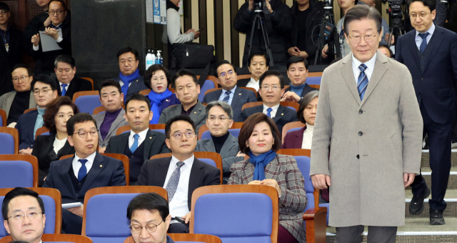 이재명 더불어민주당 대표가 27일 국회에서 열린 의원총회에 참석하고 있다. 연합뉴스