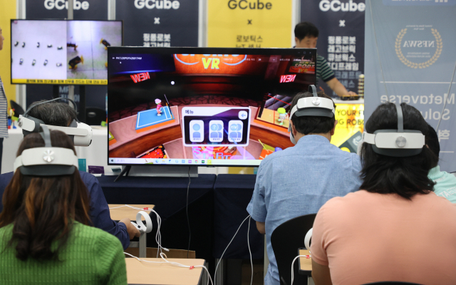 지난해 9월 서울 강남구 삼성동 코엑스에서 열린 ‘2023 에듀테크 코리아 페어’에서 방문객들이 가상현실(VR) 체험을 하고 있다. 연합뉴스