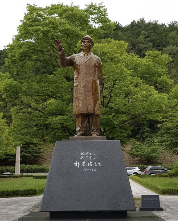 경북 포항 포스텍 노벨동산에 있는 청암 박태준 전 포항제철 회장의 동상. '강철거인'과 '교육위인'이라고 새겨져 있다. /포스텍