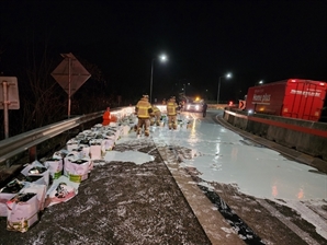 화물차 실려 있던 50여통 '와르르'… 페인트 범벅된 고속도로