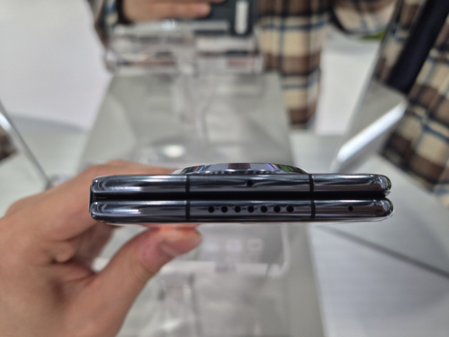 화웨이 폴더블폰 '메이트X5'. 펼쳤을 때 두께가 5.3mm로 반으로 접어도 갤럭시S24 수준이다. 화웨이는 이것이 현존 가장 얇은 폴더블폰이라고 강조했다. 바르셀로나=김윤수 기자