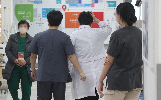 대구 한 대학병원 응급실에 PA간호사와 의사가 지친모습으로 이동하는 가운데 보호자가 환자 치료를 기다리고 있다. 연합뉴스