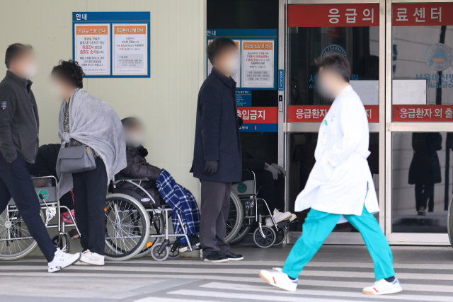 27일 서울 시내 한 대학병원 응급의료센터에서 환자들이 순서를 기다리고 있다. 연합뉴