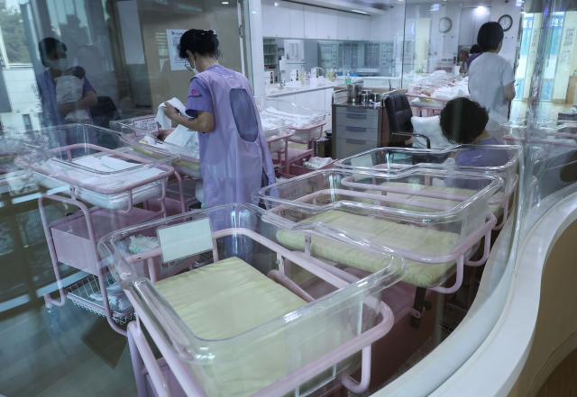 지난해 12월 26일 서울의 한 공공산후조리원 신생아실에 일부 요람이 비어 있다. 연합뉴스