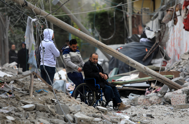 27일(현지시간) 가자지구 남부 도시 라파에서 이스라엘의 공습 이후 주민들의 모습. 신화통신 연합뉴스