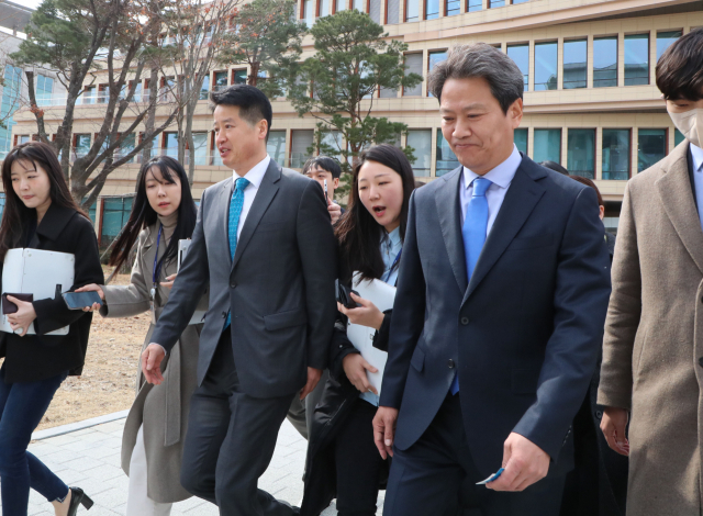 임종석 전 대통령 비서실장이 28일 오전 서울 여의도 국회 소통관 기자회견장에서 더불어민주당의 서울 중·성동갑 지역구 공천과 관련해 당 지도부의 재고를 요청하는기자회견을 마친 뒤 소통관을 나서고 있다. 권욱 기자 2024.02.28