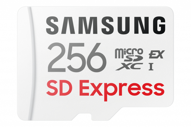 삼성전자가 업계 최초로 선보이는 SD 익스프레스 기반 고성능 마이크로SD카드.사진제공=삼성전자
