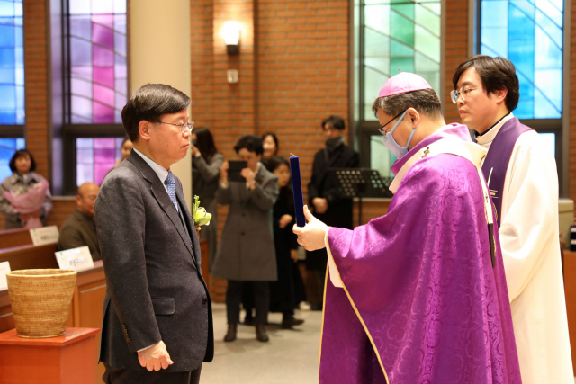 23일 서울 중구 명동대성당에서 열린 시상식에서 한림대학교강남성심병원 이영구 병원장(왼쪽)이 서울대교구장 정순택(베드로) 대주교로부터 성 까밀로 상을 전달받고 있다. 사진 제공=서울대교구 병원사목위원회