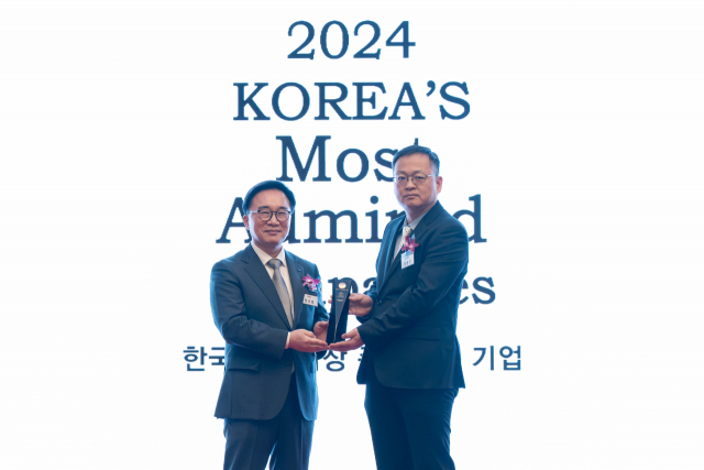한수희(왼쪽) 한국능률협회컨설팅 대표와 양종명 한솔제지 상무가 ‘한국에서 가장 존경받는 기업’ 시상식에서 기념 촬영을 하고 있다. 사진 제공=한솔제지