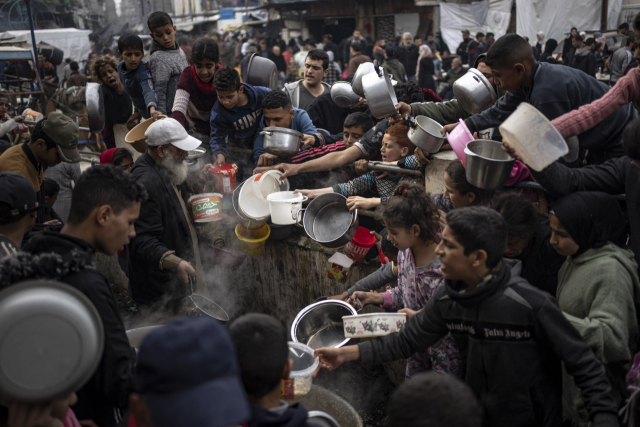 가지지구 남단 라파 지역에서 팔레스타인 사람들이 식량을 받기 위해 줄 서있는 모습. AP연합뉴스