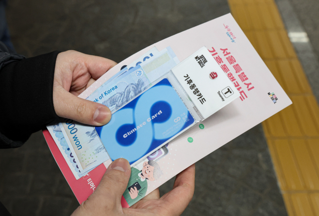 지난달 29일 서울 중구 시청역에서 한 시민이 기후동행카드를 사용해 지하철을 이용하고 있다. 권욱 기자