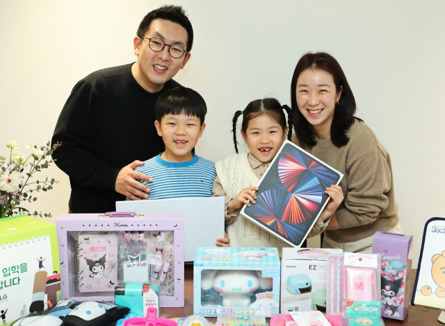 LG이노텍 임직원이 자녀 입학 축하 선물을 받고 기뻐하고 있다. 사진 제공=LG이노텍
