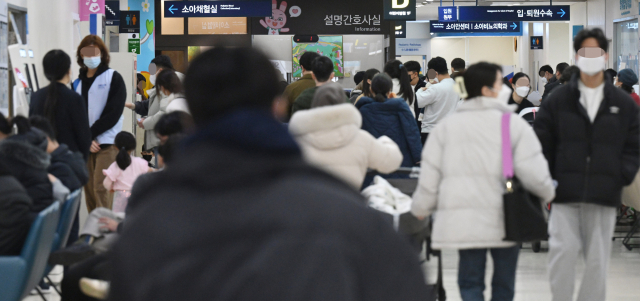 정부가 집단 사직한 전공의들에 대해 복귀 데드라인으로 제시한 29일을 하루 앞둔 28일 서울의 한 대학병원 소아병동이 환자와 보호자들로 붐비고 있다. 정부는 이날 전공의 자택에 방문해 직접 복귀 명령을 전달하기 시작했다. 오승현 기자