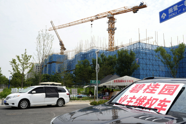 지난해 8월 중국 대형 부동산 업체 비구이위안(컨트리가든)의 베이징 외곽 공사 현장 근처 차량에 