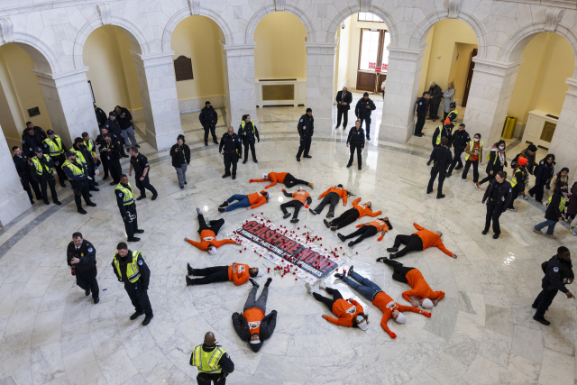 15일 미국 워싱턴DC 의회 의사당에서 불법이민자들의 시민권 보장을 요구하는 학생 시위대가 바닥에 누워 시위를 하고 있다. EPA연합뉴스