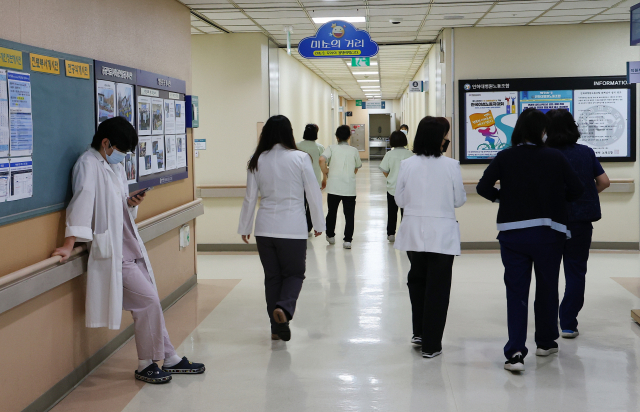 전공의 집단행동이 이어지고 있는 28일 인천의 한 대학병원에서 의료진이 이동하고 있다. 인천=연합뉴스