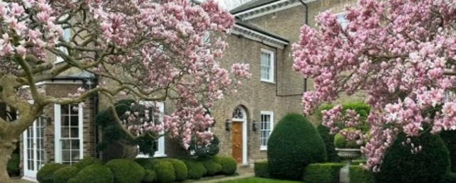 록 밴드 퀸의 프레디 머큐리가 거주했던 영국 런던의 주택 정원. skynews 캡처