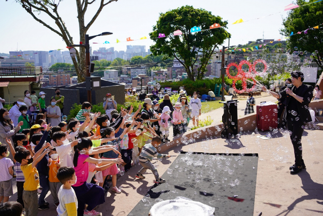 서올 종로구 산마루놀이터에서 어린이날 축제를 진행하는 모습. 사진 제공=서울 종로구