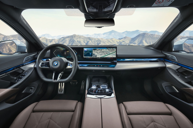 BMW 뉴 5시리즈 내부는 운전자 중심의 디자인 철학을 반영해 넓은 개방감과 몰입감을 선사한다. 사진제공=BMW코리아