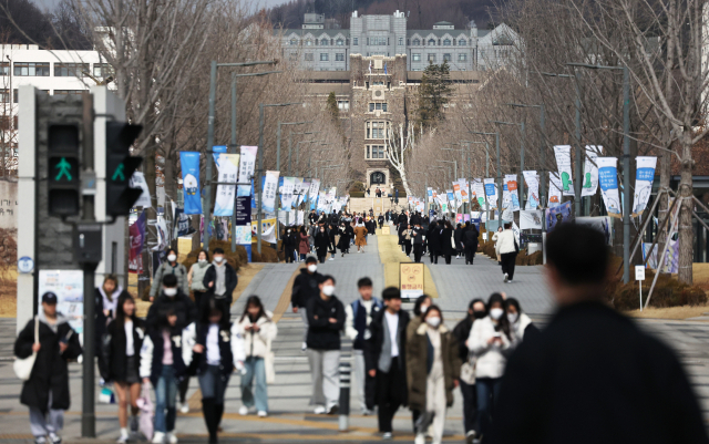 서울 연세대 교문 앞에 학생들이 붐비고 있다. 연합뉴스
