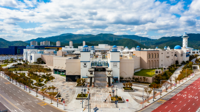 롯데몰 동부산점이 부산 기장군에 위치한 오시리아 관광단지의 마중물 역할을 톡톡히 해내고 있다. 사진은 동부산점 전경. 사진제공=롯데몰 동부산점