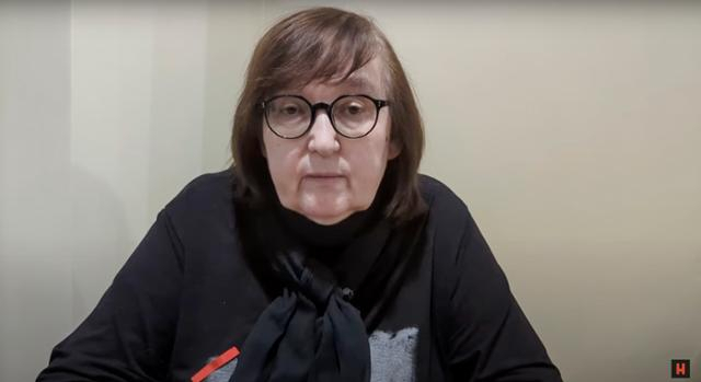 지난 16일 사망한 러시아 반체제 인사 알렉세이 나발니의 어머니 류드밀라 나발나야가 22일 유튜브에 게시한 영상에서 발언하고 있다. 그는 이날 