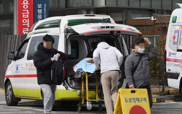 정부가 집단 사직한 전공의들에 대해 복귀 데드라인으로 제시한 29일을 하루 앞둔 28일 서울의 한 대학병원 응급실에서 환자가 다른 병원으로 전원 되고 있다. 정부는 이날 전공의 자택에 방문해 직접 복귀 명령을 전달하기 시작했다. 오승현 기자 2024.02.28