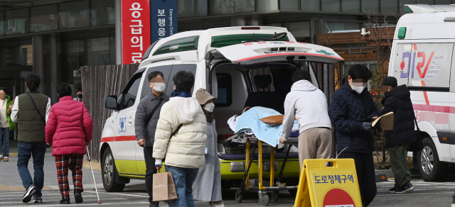 28일 서울의 한 대학병원 응급실에서 환자가 다른 병원으로 전원 되고 있다. 오승현 기자 2024.02.28