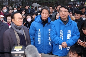 '공천 배제' 임종석, 현장 유세 현장서 "성동에 말뚝 박았냐" 항의 받자 한 행동