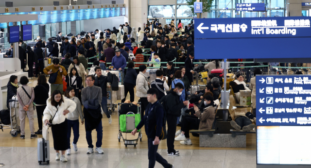 설 명절 연휴를 하루 앞둔 이달 8일 오전 인천국제공항 제1여객터미널 출국장이 여행객들로 북적이고 있다. 연합뉴스