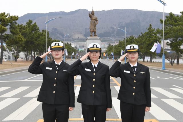 ‘세 자매 해군 부사관’ 탄생…해군 신임 부사관 265명 임관