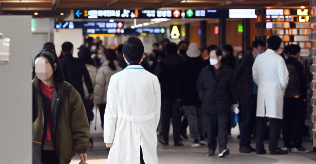 28일 서울의 한 대학병원에서 의사가 발걸음을 옮기고 있다. 오승현 기자 2024.02.28