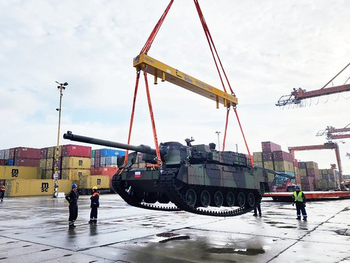현대로템이 납품한 K2전차 5대가 폴란드 그드니아 항구에 도착한 모습. 사진 제공=현대로템