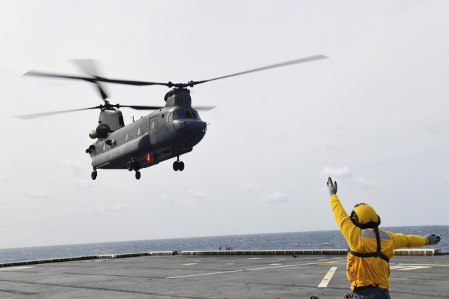 공군 제6탐색구조비행전대 소속 HH-47 헬기가 함상 관제사의 유도에 따라 마라도함에 착륙하고 있는 모습. 사진 제공=공군