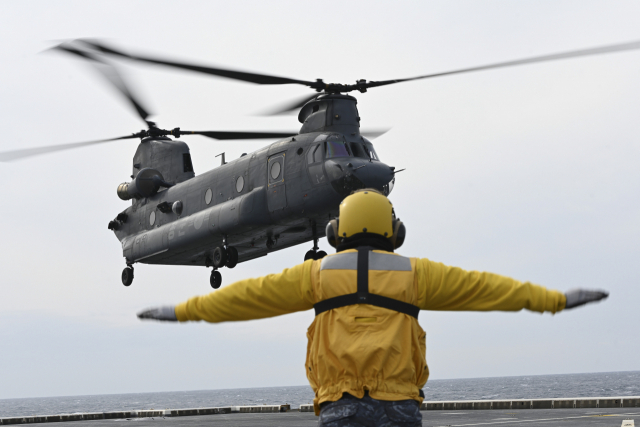 공군 제6탐색구조비행전대 소속 HH-47 헬기가 함상 관제사의 유도에 따라 마라도함에 착륙하고 있는 모습. 사진 제공=공군