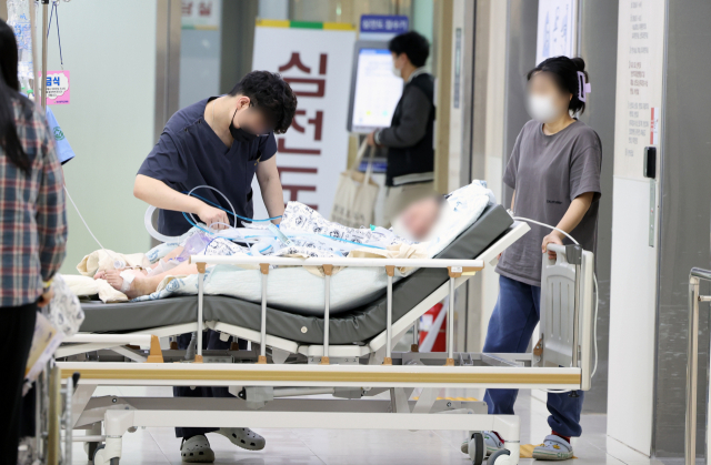 정부가 정한 이탈 전공의 복귀 시한인 29일, 한 대학병원에서 의료진이 환자를 돌보고 있다. 연합뉴스